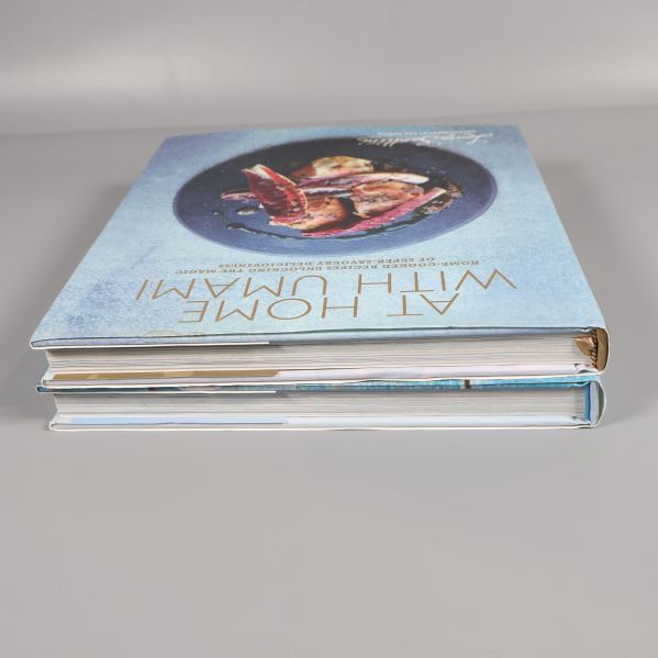 Kokböcker staplade från sidan, visar omslag och kant