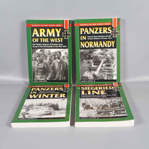 Bokpaket med fyra militärhistoriska titlar