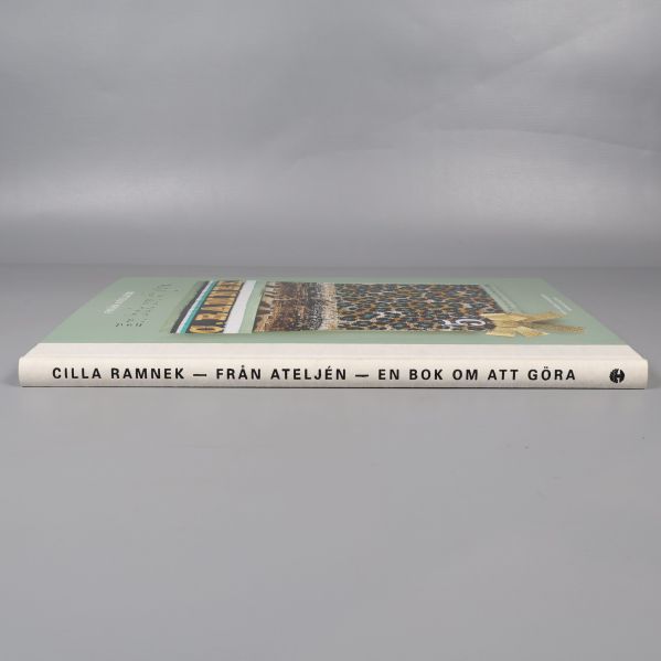 Bokrygg med titel och namn