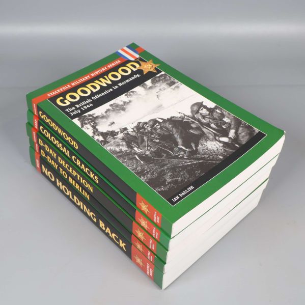 Hög med fem böcker ur Stackpole Military History Series i sned vinkel