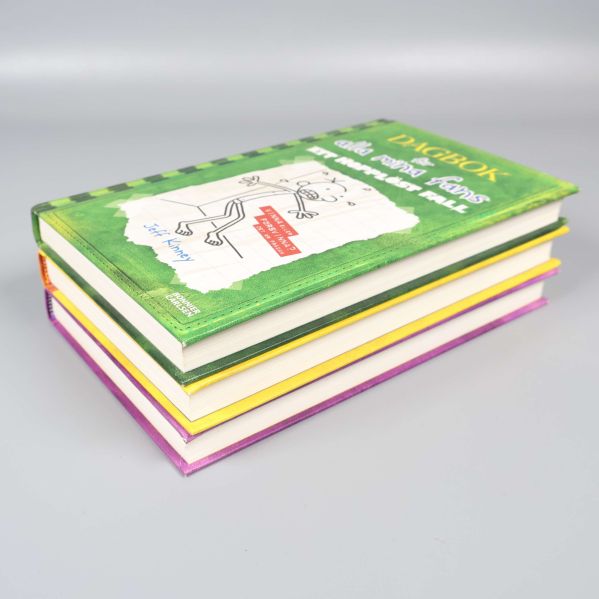 Böcker staplade snett med grönt omslag överst