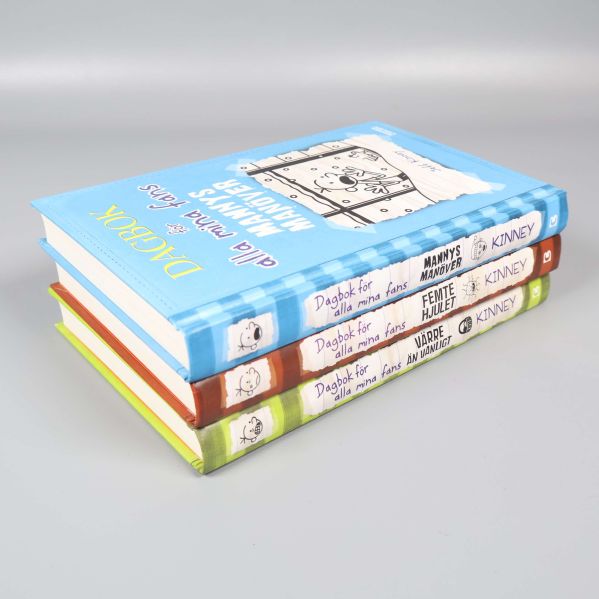 Bokpaket med Dagbok för alla mina fans staplade, sedda från sned vinkel