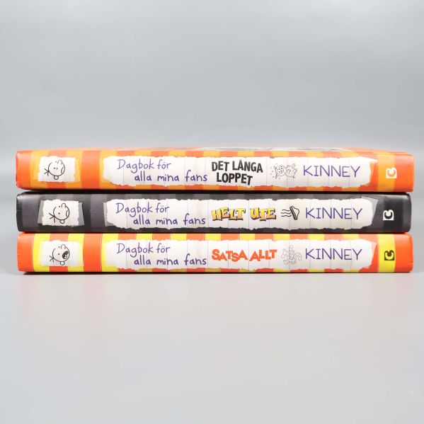 Ryggar på tre böcker med titlar och författarnamn Jeff Kinney