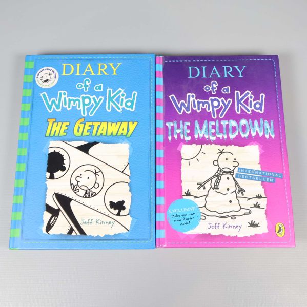 Två böcker Diary of a Wimpy Kid med färgglada omslag, titlar The Getaway och The Meltdown