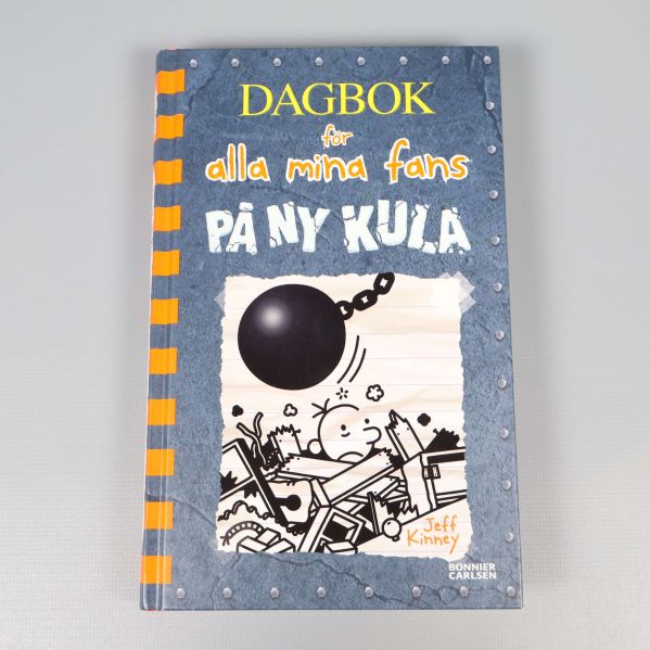 Framsidan av Dagbok för alla mina fans: På ny kula