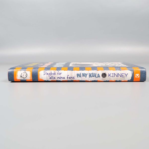 Bokens rygg med tydlig titel och författare