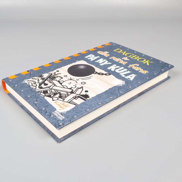 Boken snett ovanifrån, framsidan tydlig