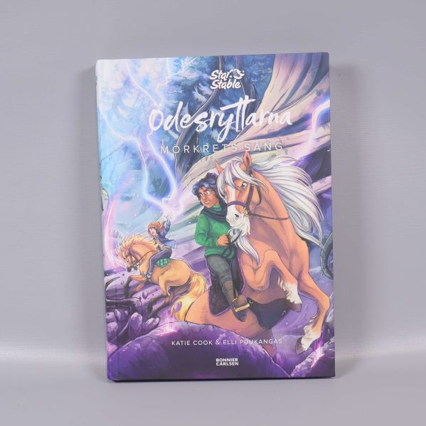 Omslaget till Star Stable Ödesryttarna Mörkrets sång med färgglada illustrationer på hästar och ryttare