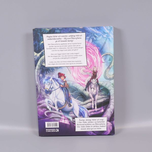 Baksida av boken Star Stable Ödesryttarna Mörkrets sång med äventyrsmotiv och sammanfattning
