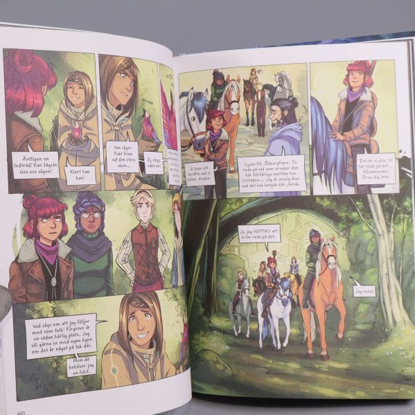 Uppslag med seriesidor och färgglada karaktärer och hästar