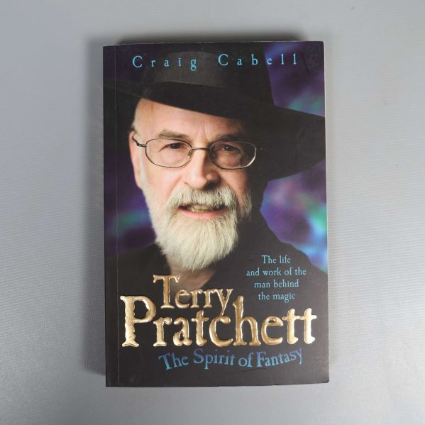 Framsidan av boken Terry Pratchett The Spirit of Fantasy med porträtt