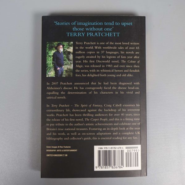 Baksidan av boken Terry Pratchett The Spirit of Fantasy med beskrivning och ISBN