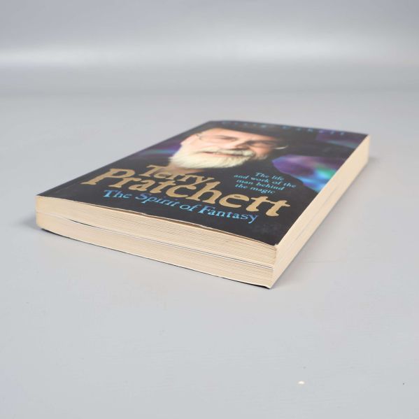 Pocketbok Terry Pratchett The Spirit of Fantasy fotograferad från annan vinkel