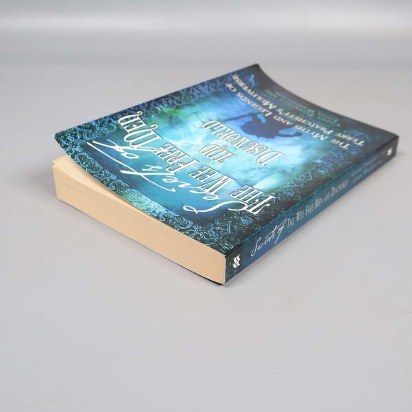 Boken sedd från sned vinkel med synligt bokrygg