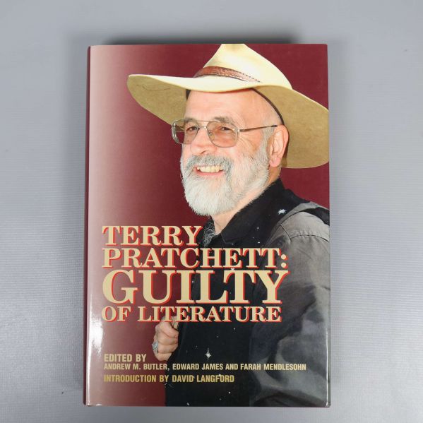Framsida av boken Terry Pratchett: Guilty of Literature med porträtt