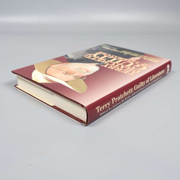 Boken Terry Pratchett: Guilty of Literature liggande med hård pärm