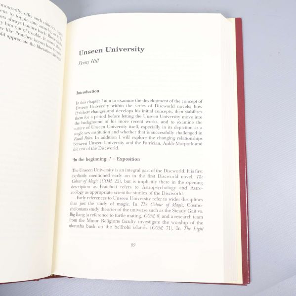 Uppslaget sida med kapitel Unseen University av Penny Hill