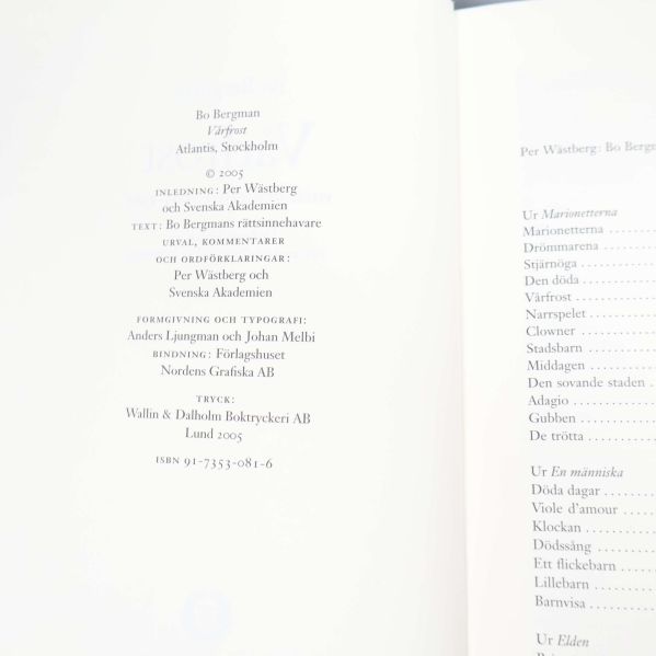 Inlaga med tryckår, formgivare och ISBN-information