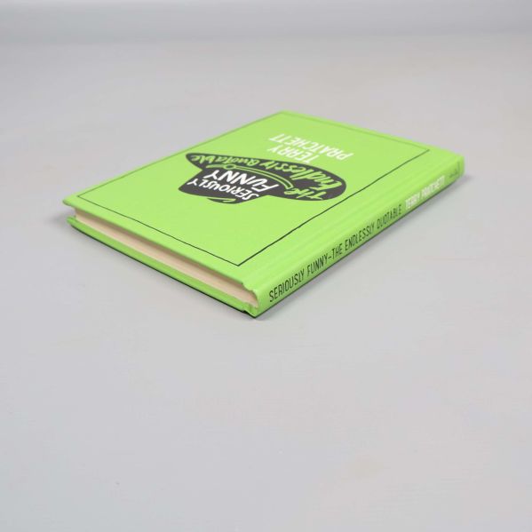 Boken fotograferad från sidan i liggande position