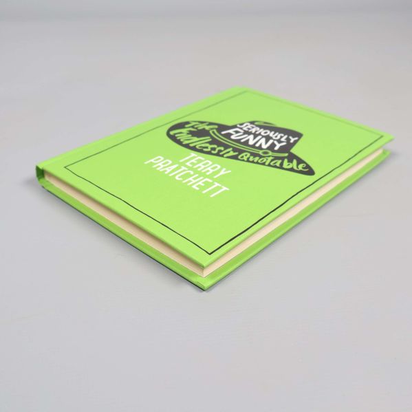 Citatboken fotograferad med pärmen halvt öppen från sidan