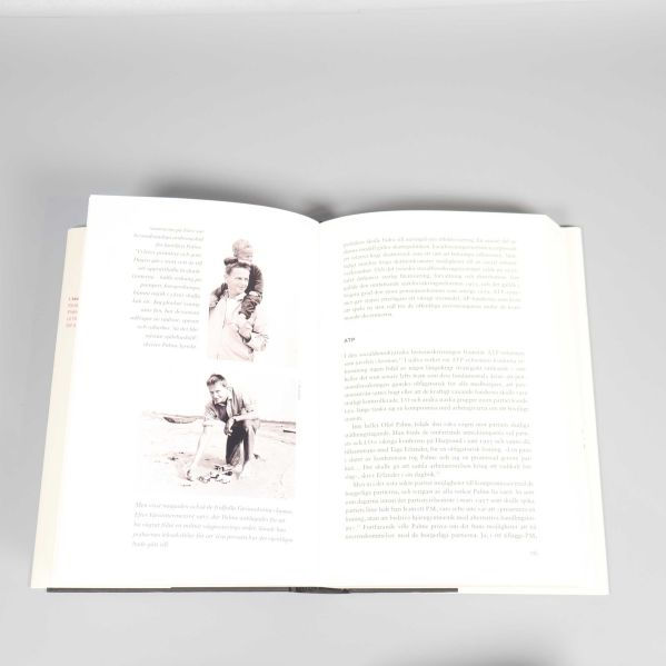 Uppslag med text och svartvita foton i en av böckerna