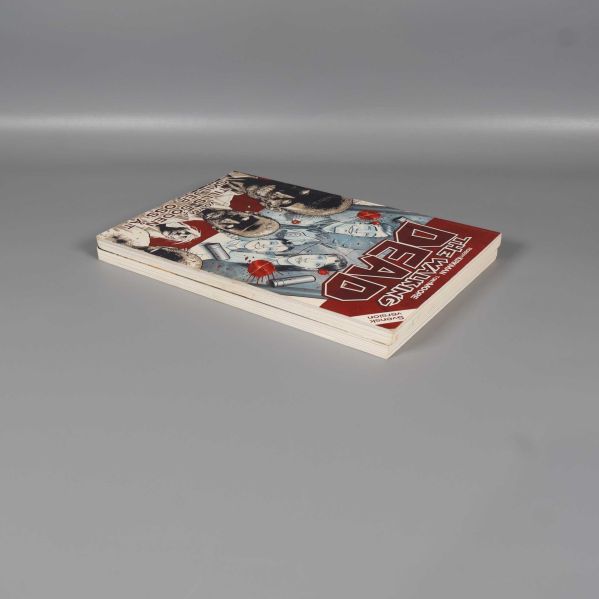 Två staplade The Walking Dead serieböcker med synliga pärmar