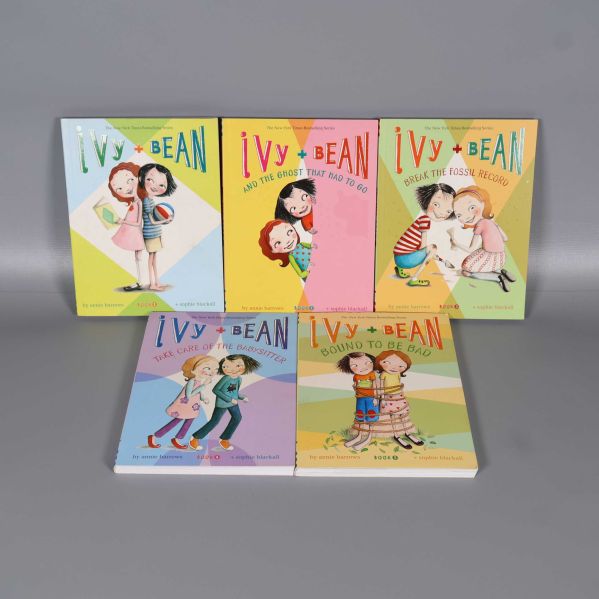 Fem böcker i serien Ivy + Bean uppradade med färgglada omslag