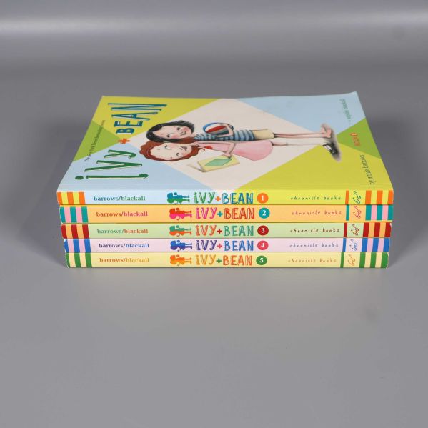 Bokryggar för Ivy + Bean 1 till 5 staplade med tydlig numrering