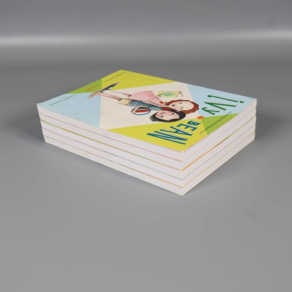 Ivy + Bean-böcker staplade i en hög från sidan