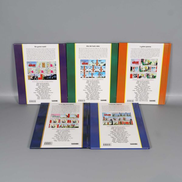 Baksidor av alla fem Hälge-album, med beskrivningar