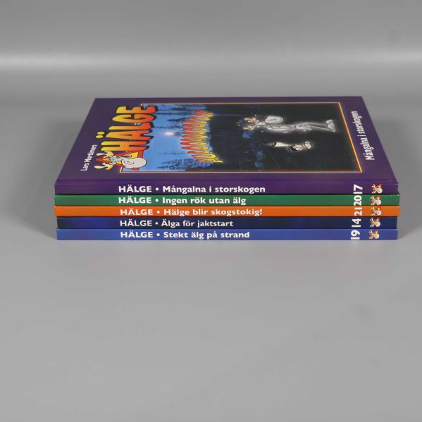 Bokryggar på fem Hälge-album i olika färger