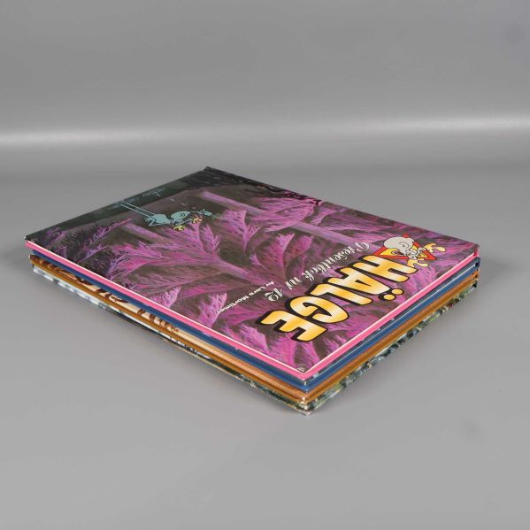 Hälge presentböcker liggande staplade på varandra