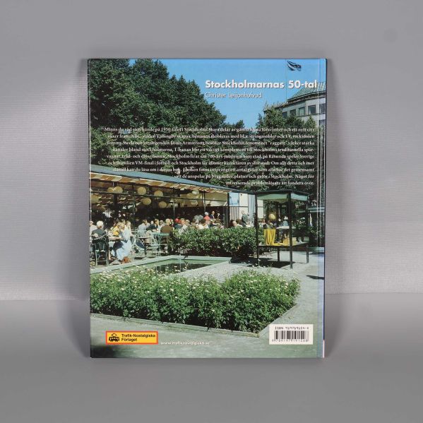 Baksida av boken Stockholmarnas 50-tal med text och foto på uteservering