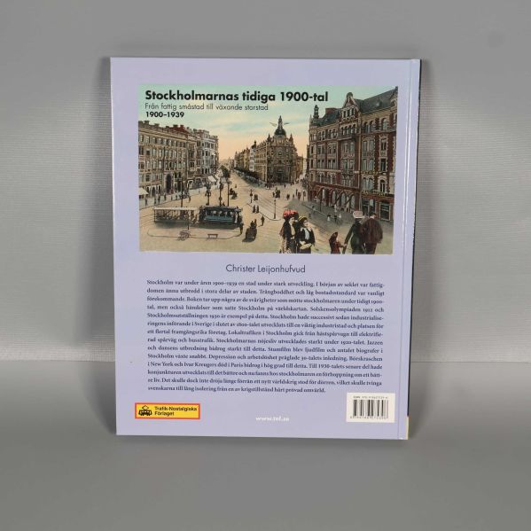 Baksidan av boken Stockholmarnas tidiga 1900-tal med beskrivning och foto på stadsmiljö