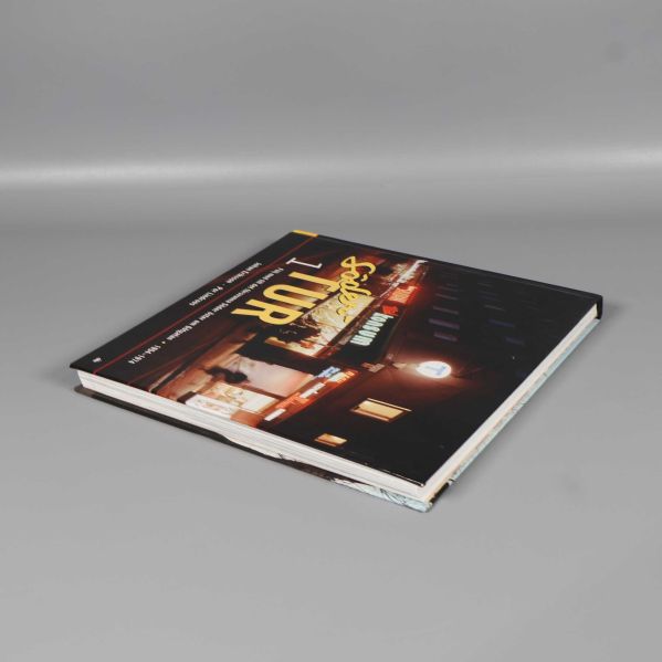 Boken Söder-Tur del 1 liggande på sidan med hårda pärmar