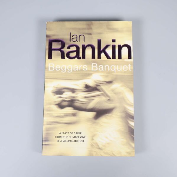 Framsida av boken Beggars Banquet med suddig bild och lila text