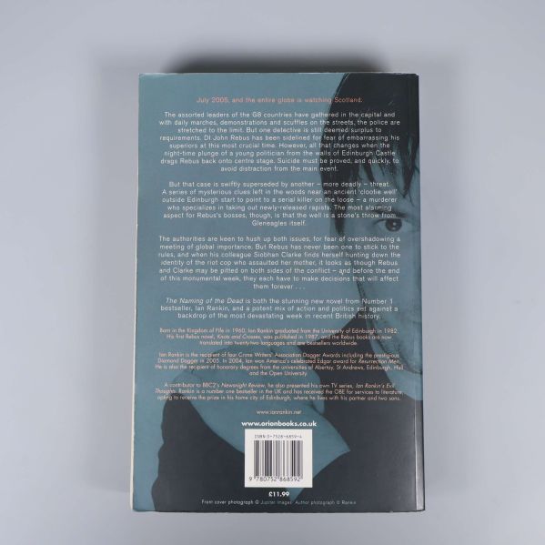 Baksidan av boken med sammanfattning och ISBN