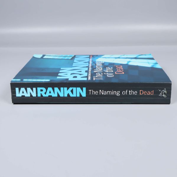 Ryggen av The Naming of the Dead med titel och författare