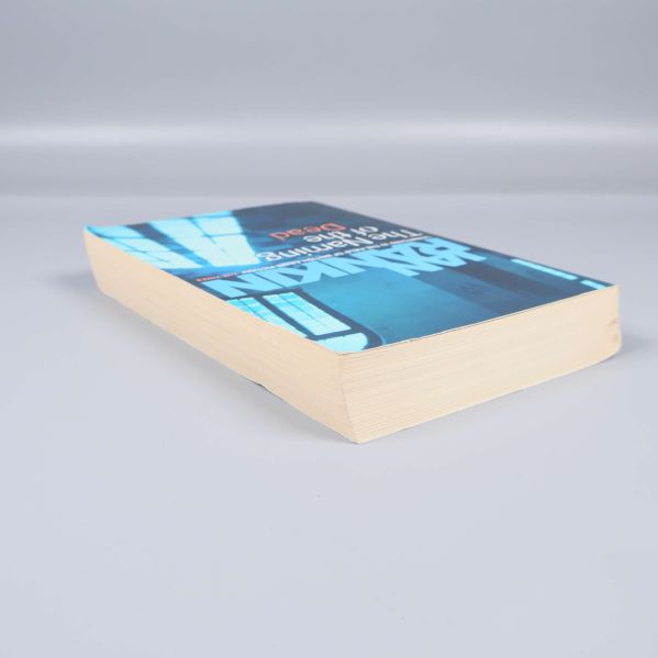 Snedställd vy av boken med synliga sidor