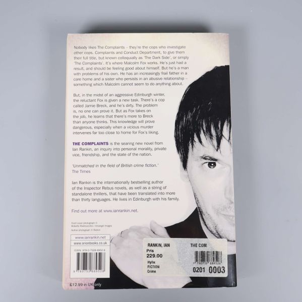 Bokens baksida med beskrivande text, foto på författaren samt ISBN och etikett