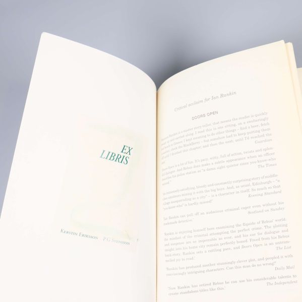 Uppslag med Ex Libris-stämpel och text om tidigare ägare i boken