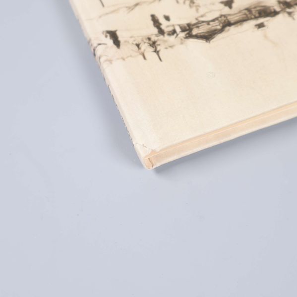 Närbild på bokhörn av Kulla-Gulla bok, liten skada synlig på pärmen