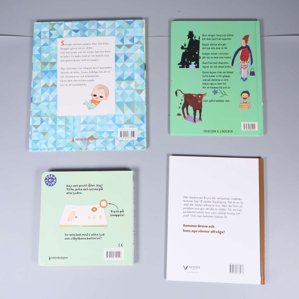 Baksidor på fyra olika barnböcker med illustrationer och text