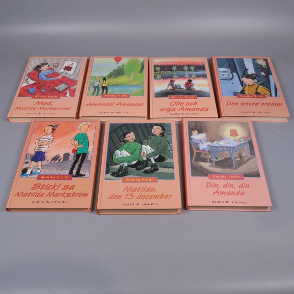 Alla sju Annika Holm-böcker ligger utbredda med framsidan uppåt