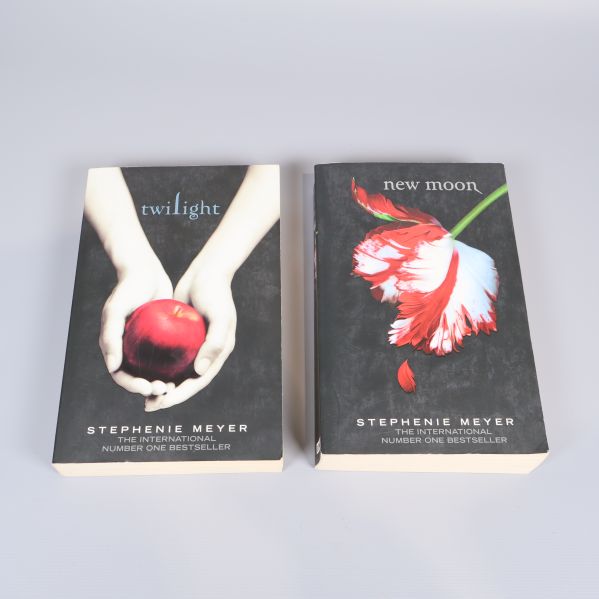 Framsidor på Twilight och New Moon av Stephenie Meyer