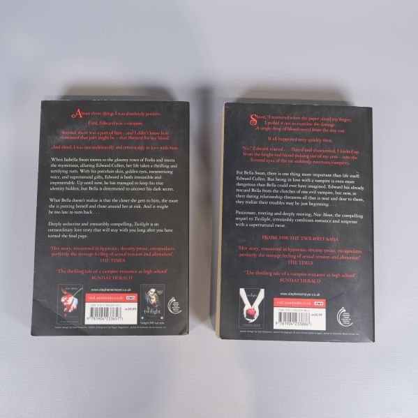 Baksidor på Twilight och New Moon med ISBN och texter