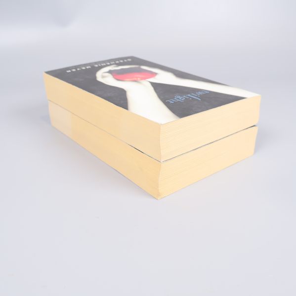 Två pocketböcker staplade med sidorna synliga