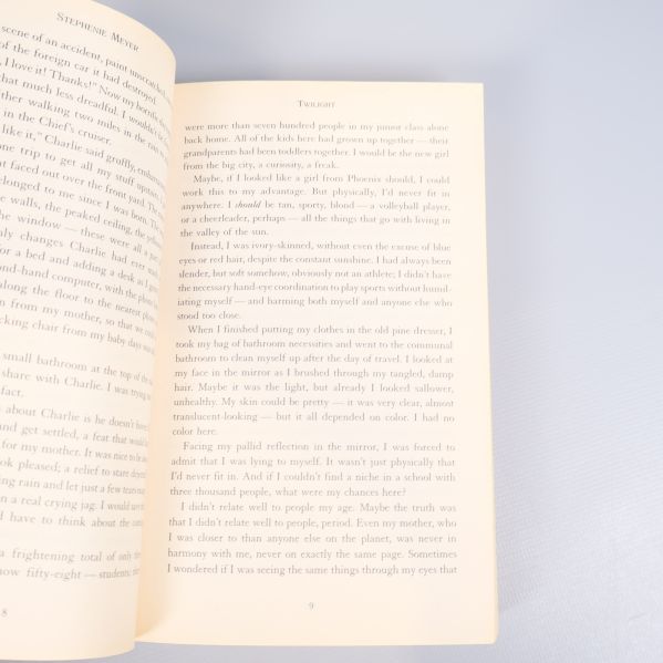 Uppslag ur boken Twilight med synlig text på engelska