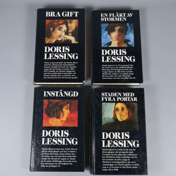 Fyra böcker av Doris Lessing med svarta omslag och porträtt