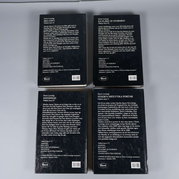 Baksidor av fyra Doris Lessing-böcker med textbeskrivningar